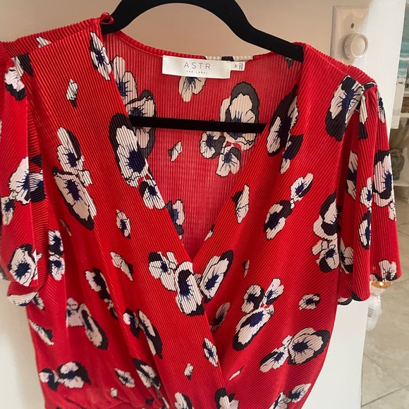 ASTR Short Sleeve Crinkle Top - Picture 2 of 2